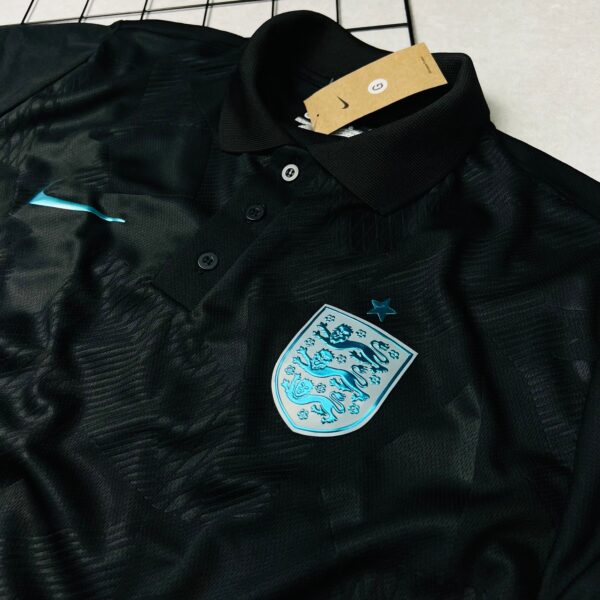 Camisa de Time Inglaterra Polo Preta c/ Azul - Imagem 2